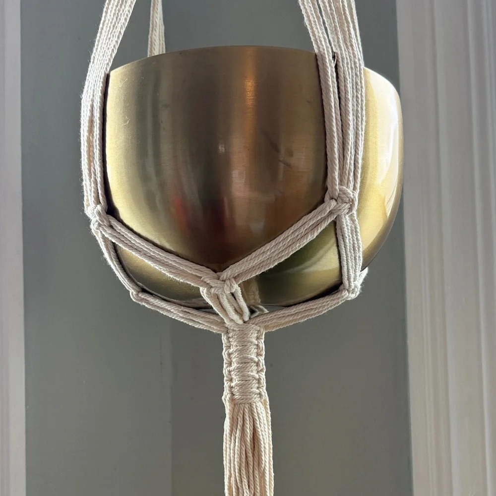 Macrame hanging Pot / plant holder